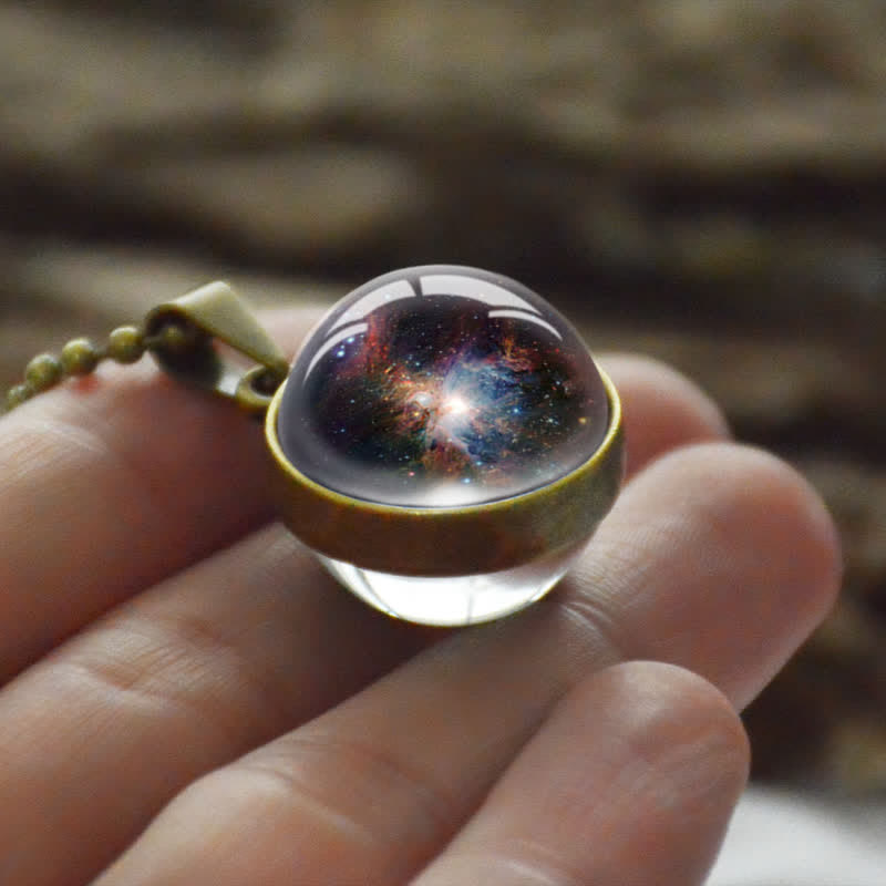 Collana colorata con palla di vetro tridimensionale