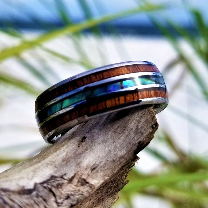 Anello Olivenorma in legno di Koa e conchiglia di abalone in carburo di tungsteno 