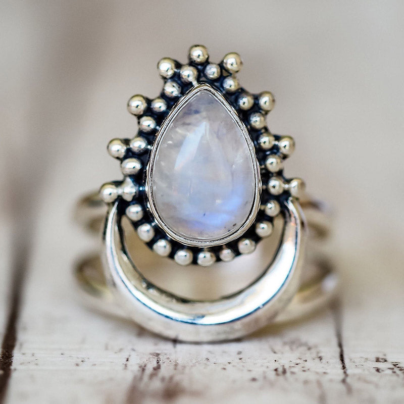Anello con pietra di luna crescente