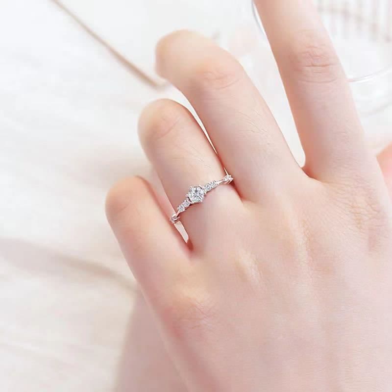 Anello di fidanzamento minimalista in oro con pietra preziosa Olivenorma 