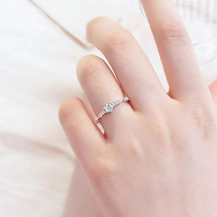 Anello di fidanzamento minimalista in oro con pietra preziosa Olivenorma 