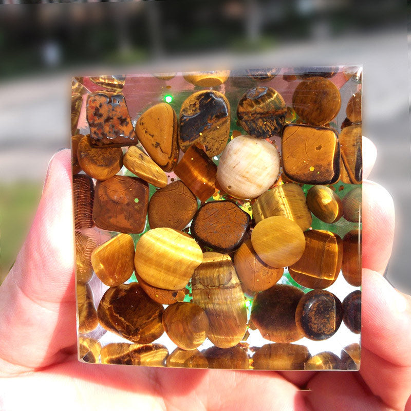 Piramide di orgone curativa con occhio di tigre Olivenorma e peridoto Albero della vita