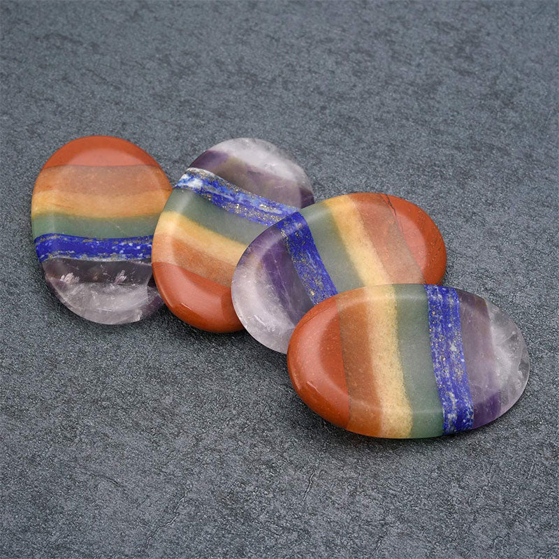 Pietra della preoccupazione del pollice arcobaleno del chakra Olivenorma
