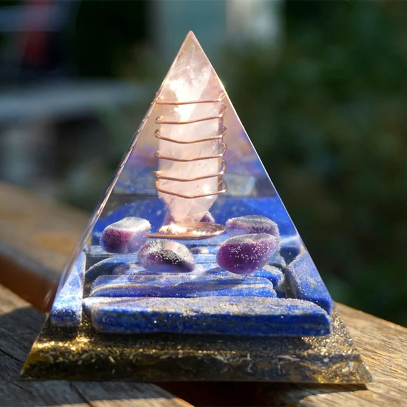 Pilastro di quarzo rosa Olivenorma con piramide di orgone di lapislazzuli 