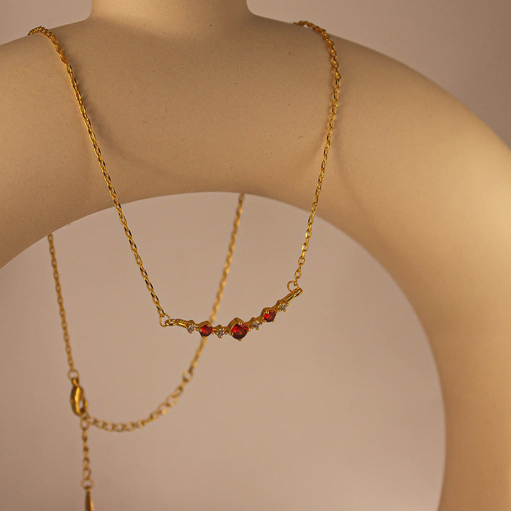 Collana Olivenorma "Simbolo dell'Indipendenza" con granato e diamanti