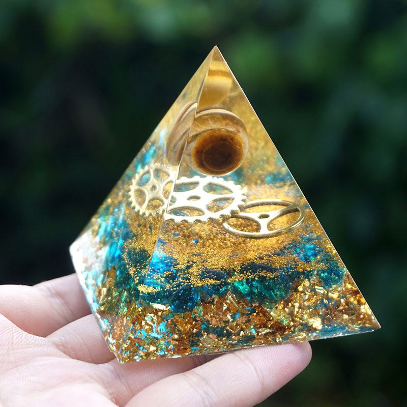 Sfera di occhio di tigre Olivenorma con piramide di orgone di quarzo blu 