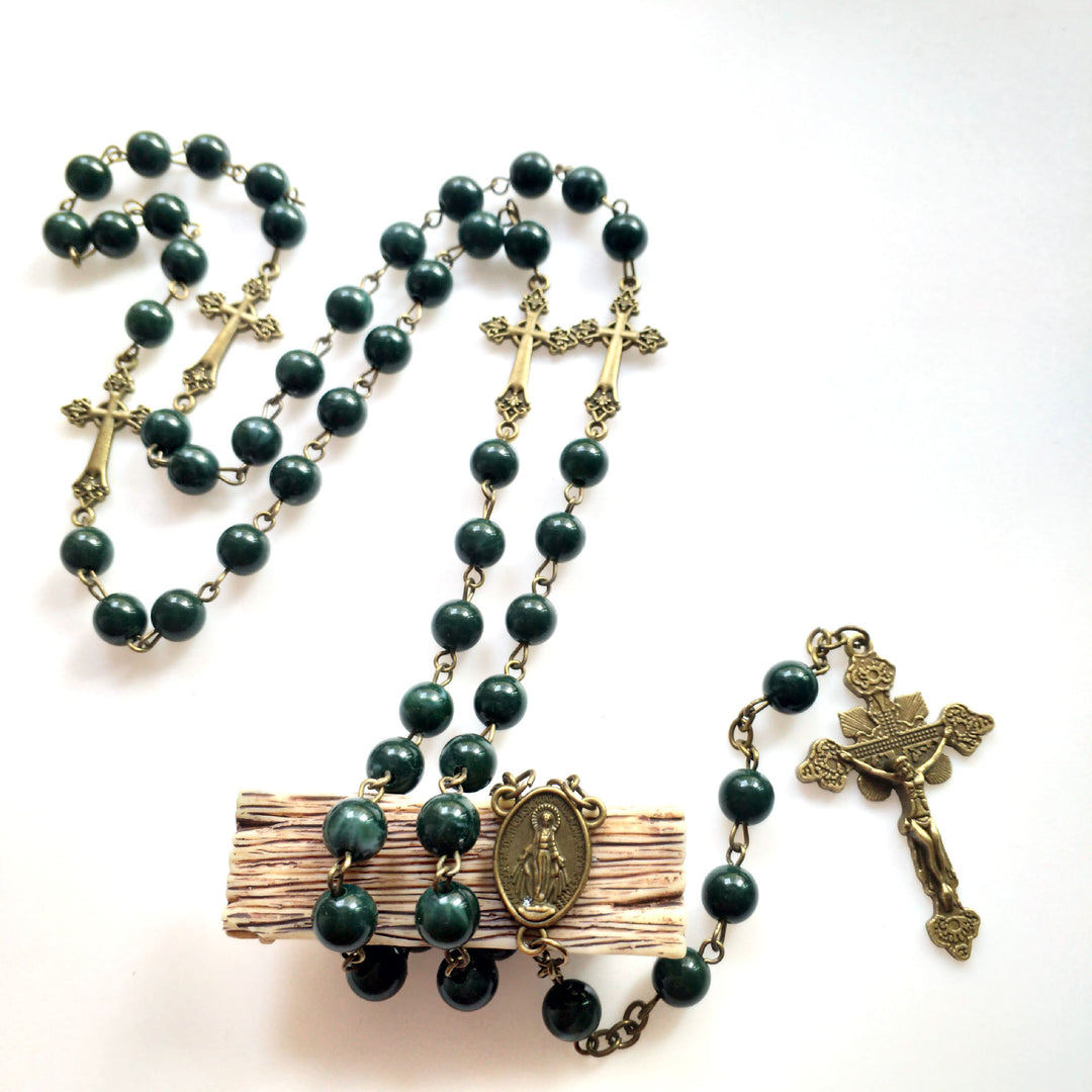 Collana con ciondolo a croce in rame e malachite Olivenorma 