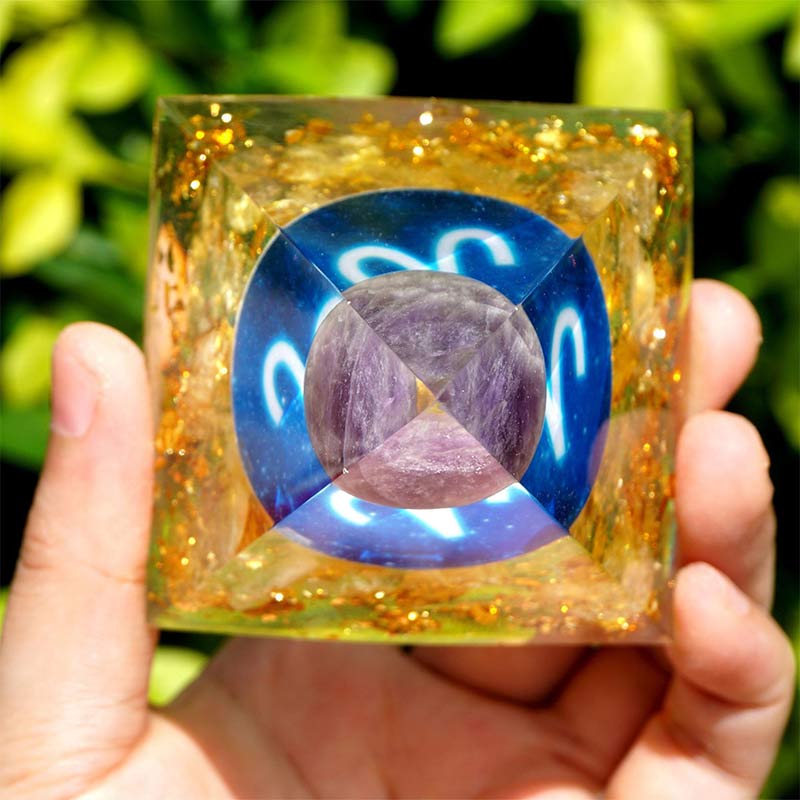 Ametista Olivenorma con piramide di orgone dello zodiaco Ariete rutilato dorato