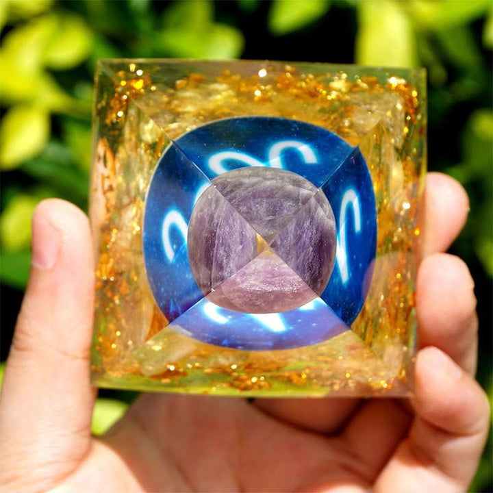 Ametista Olivenorma con piramide di orgone dello zodiaco Ariete rutilato dorato