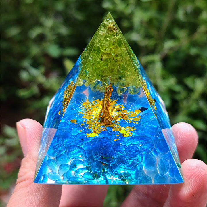 Olivenorma Kyanite con Peridot Tree Of Life Orgone Pyramid