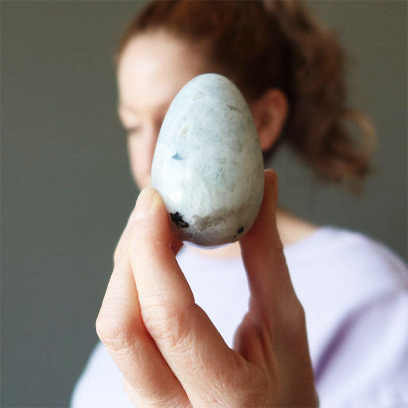 Uovo di cristallo di tormalina e pietra di luna di Pasqua, nuovi inizi