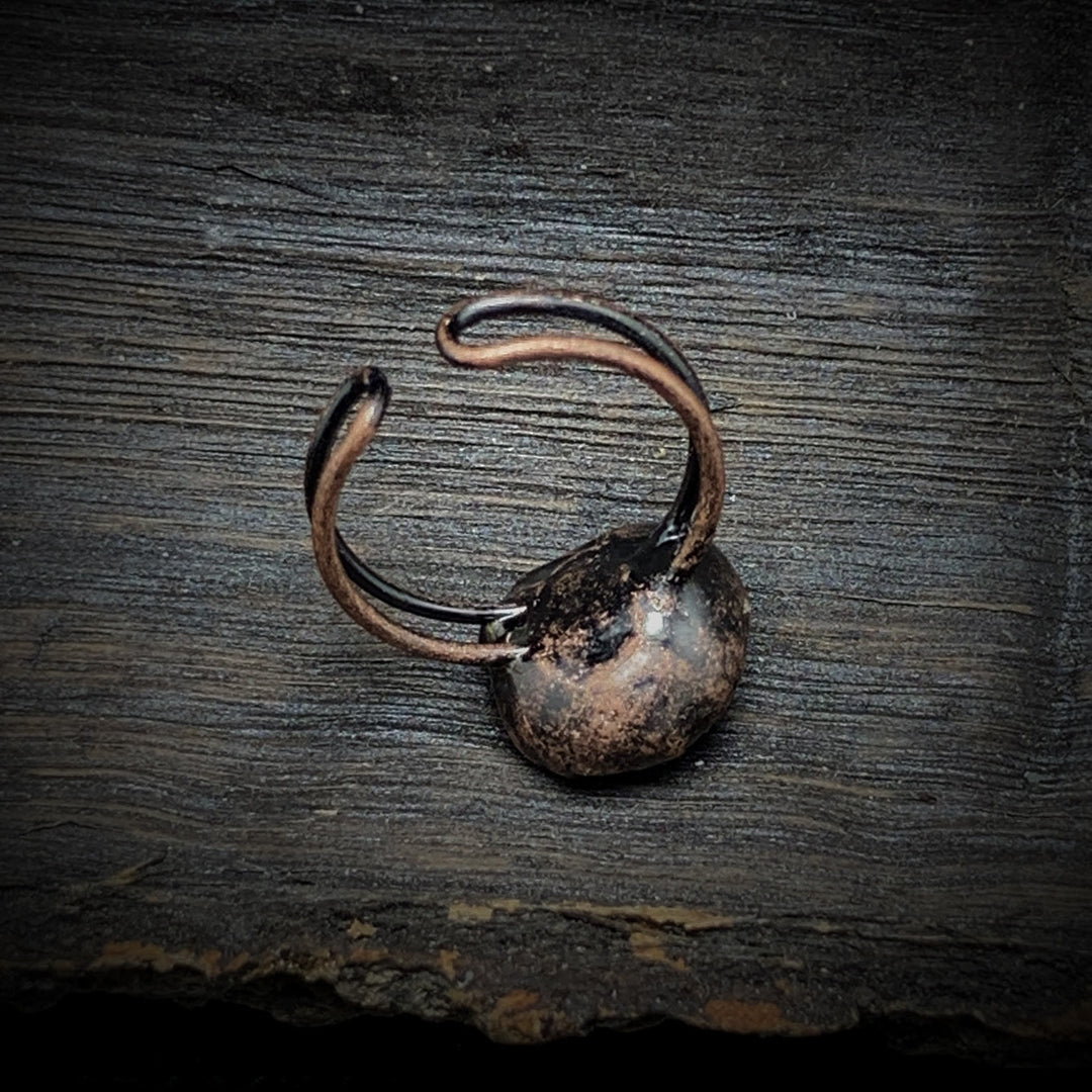 Anello regolabile Olivenorma con dodici pietre portafortuna in pietra grezza irregolare naturale 