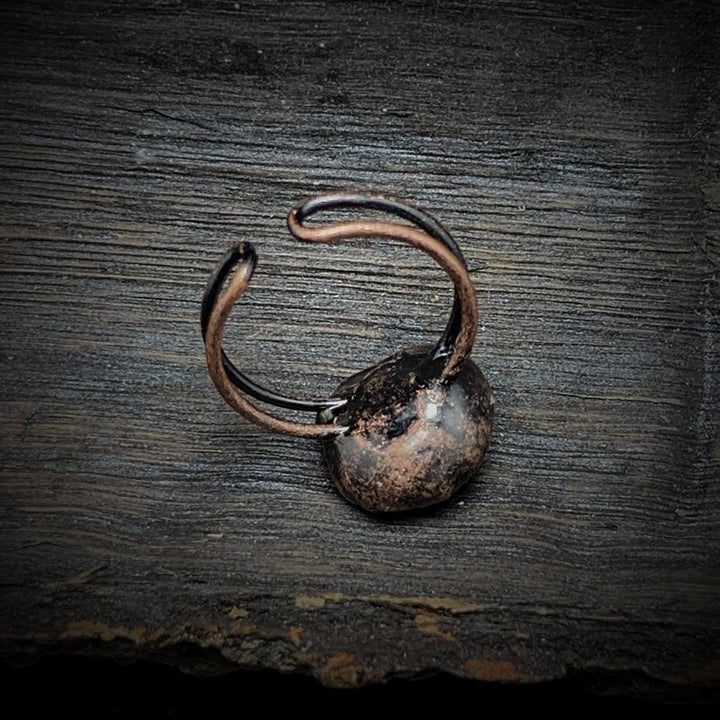 Anello regolabile Olivenorma con dodici pietre portafortuna in pietra grezza irregolare naturale 