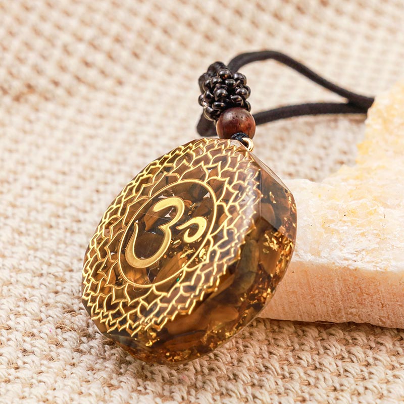 Collana di protezione con simbolo OM e occhio di tigre Olivenorma