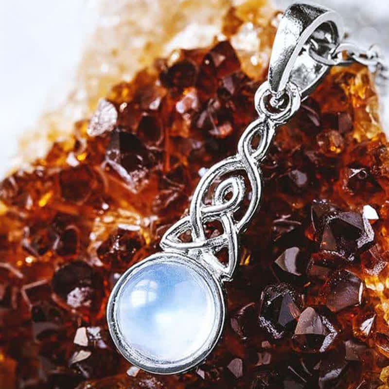 Collana con pietra di luna e nodo celtico