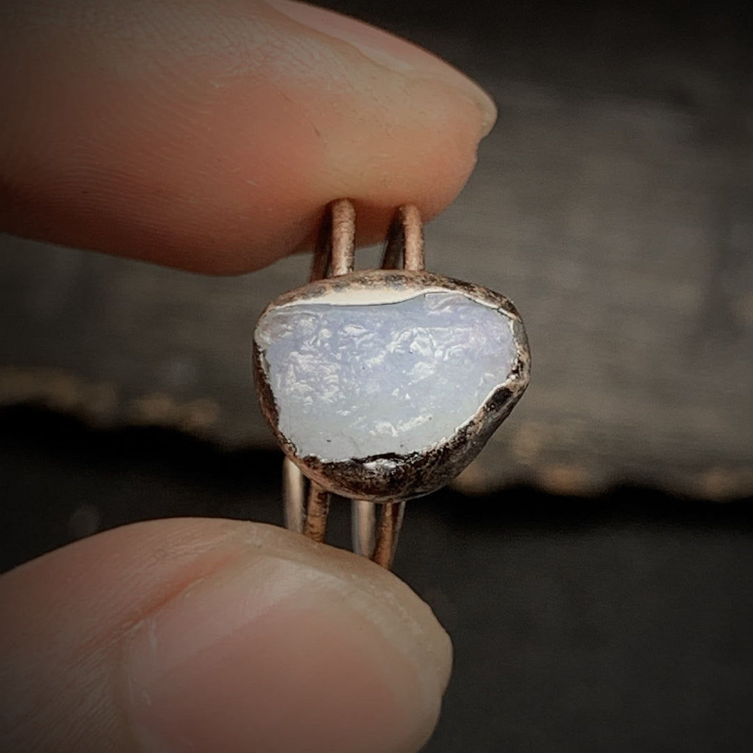 Anello regolabile Olivenorma con dodici pietre portafortuna in pietra grezza irregolare naturale 