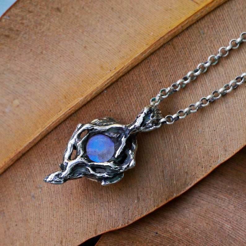 Collana con ciondolo a forma di goccia di fiamma in pietra di luna Olivenorma