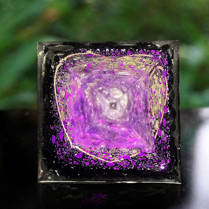 Sfera di ametista Olivenorma con piramide di orgone di ossidiana 