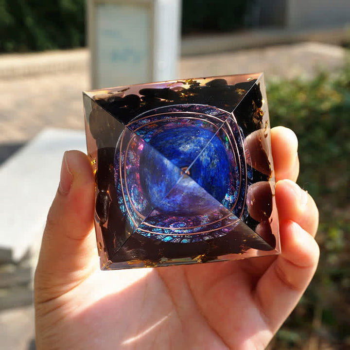 Sfera di lapislazzuli Olivenorma con piramide di orgone di ossidiana 