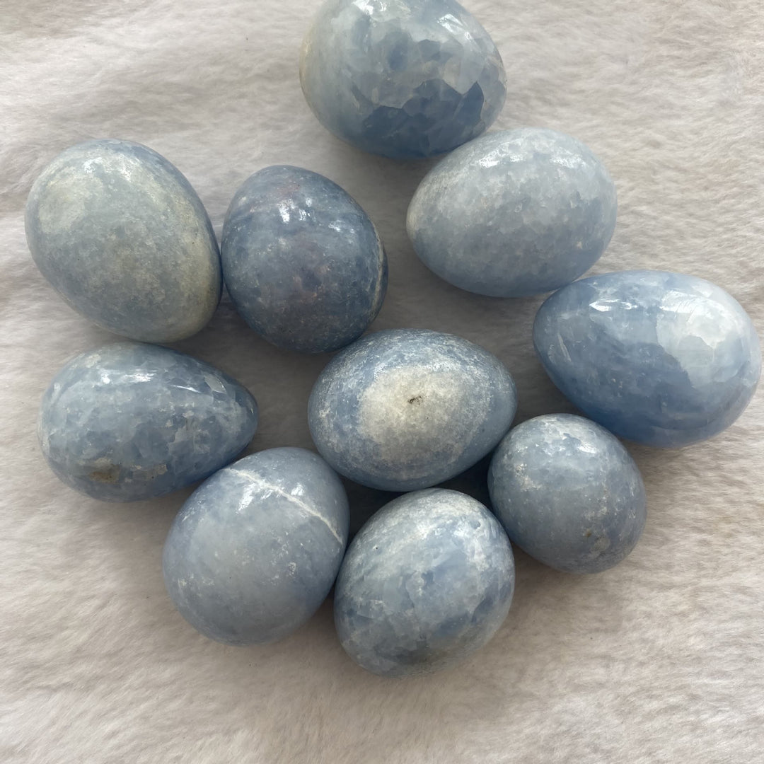 Olivenorma Uovo di cristallo a forma di uovo blu acquamarina lucidato 