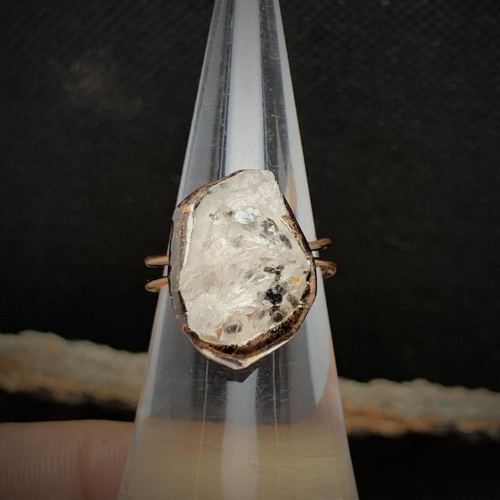 Anello regolabile Olivenorma con dodici pietre portafortuna in pietra grezza irregolare naturale 