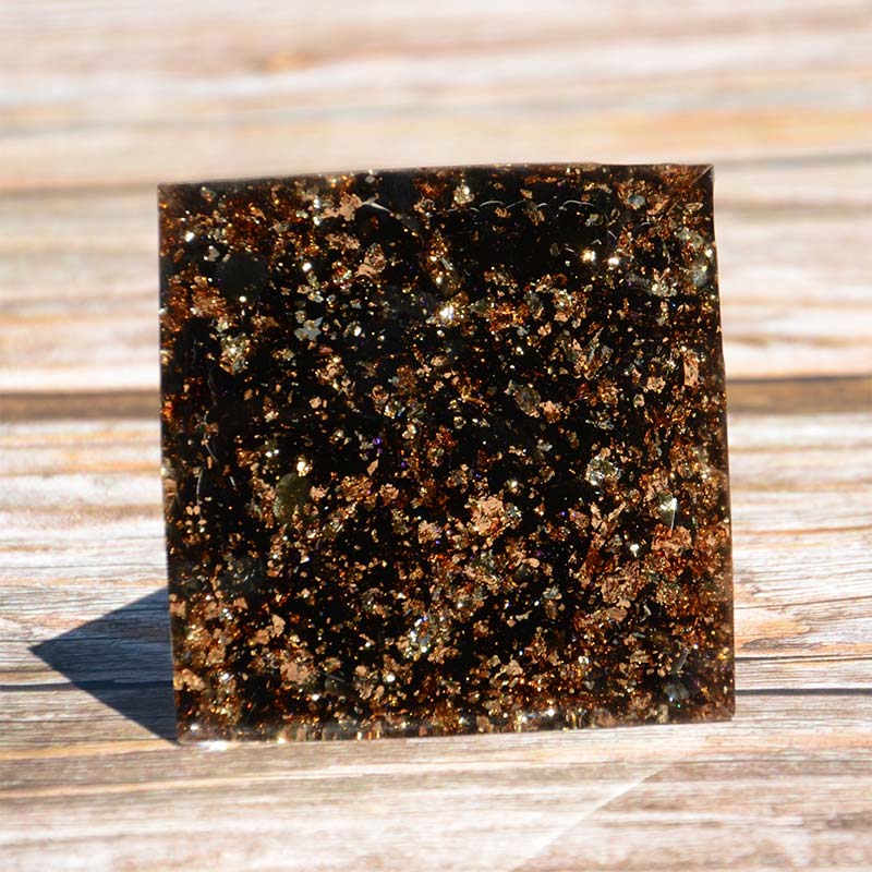 Sfera di ametista Olivenorma con piramide di orgone di ossidiana 