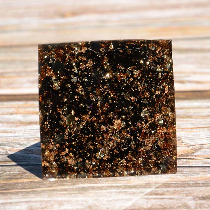 Sfera di ametista Olivenorma con piramide di orgone di ossidiana 
