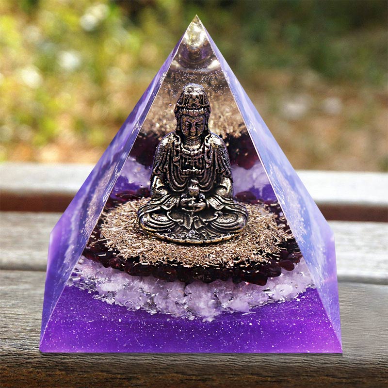 Granato Olivenorma con piramide di orgone di cristallo trasparente