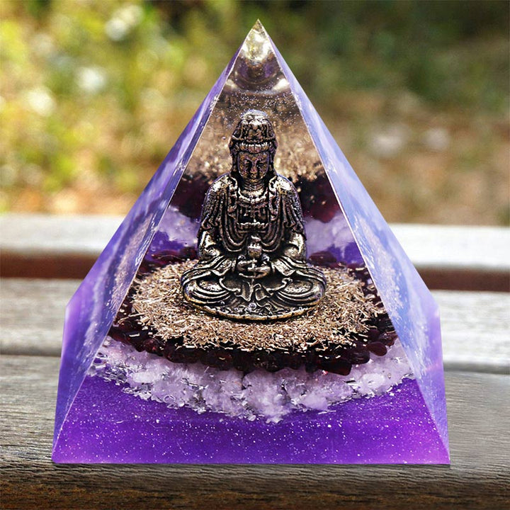 Granato Olivenorma con piramide di orgone di cristallo trasparente