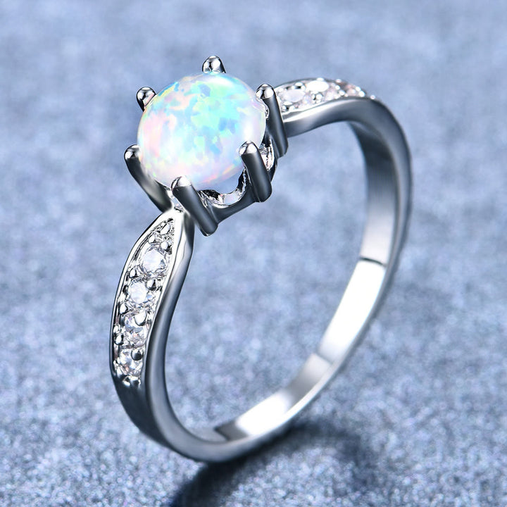 Anello Olivenorma con fascia a sei griffe e bordo in opale rotondo