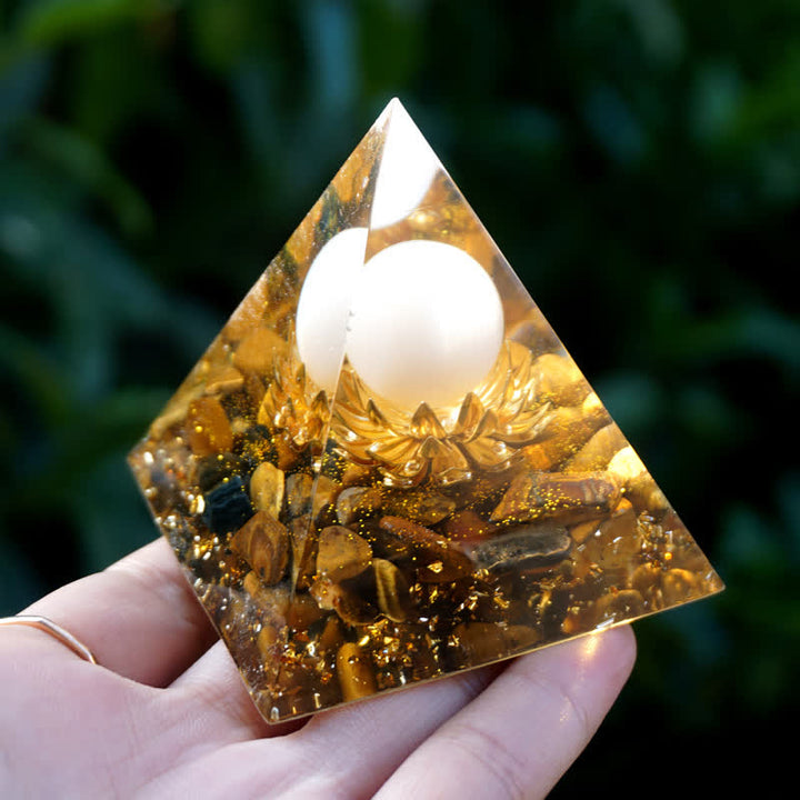 Sfera di agata bianca Olivenorma con piramide di orgone di loto con occhio di tigre
