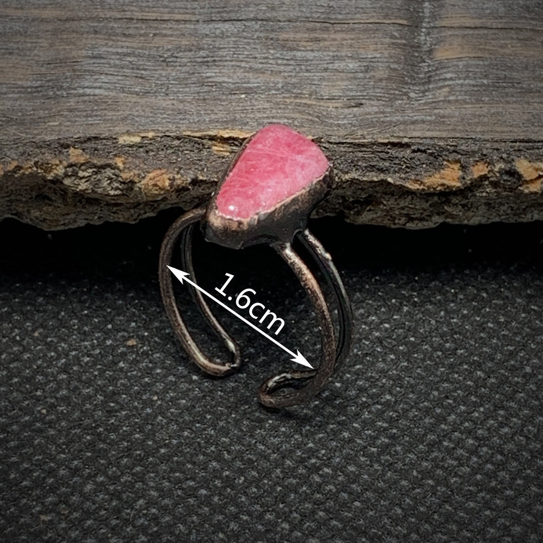 Anello regolabile Olivenorma con dodici pietre portafortuna in pietra grezza irregolare naturale 