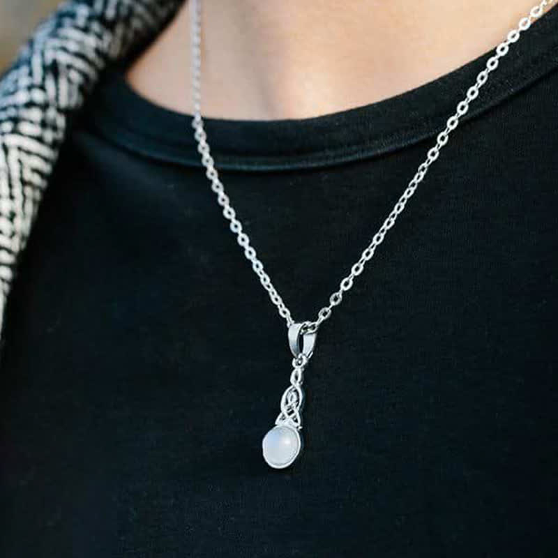 Collana con pietra di luna e nodo celtico