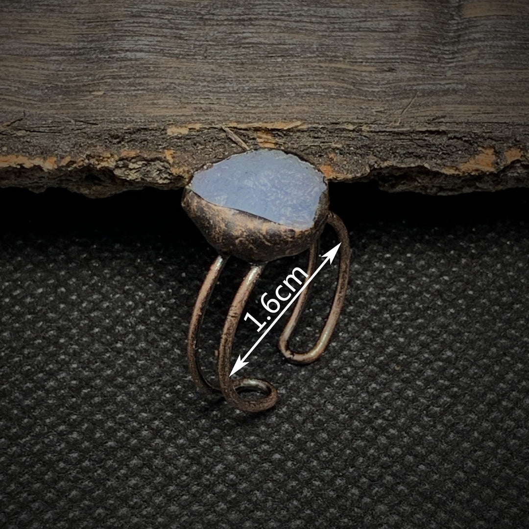 Anello regolabile Olivenorma con dodici pietre portafortuna in pietra grezza irregolare naturale 