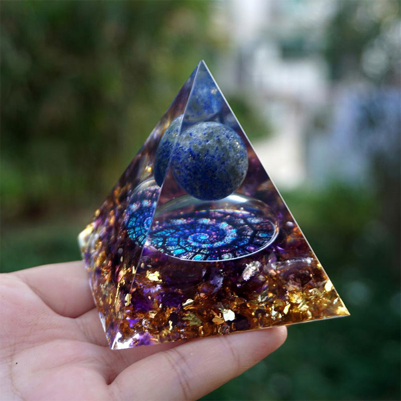 Sfera di lapislazzuli Olivenorma con piramide di orgone di ametista 