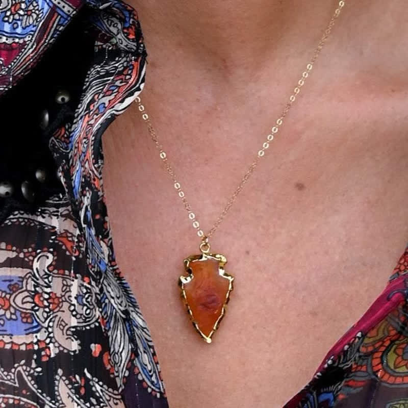 Collana di cristallo con bordo dorato a forma di foglia di corniola