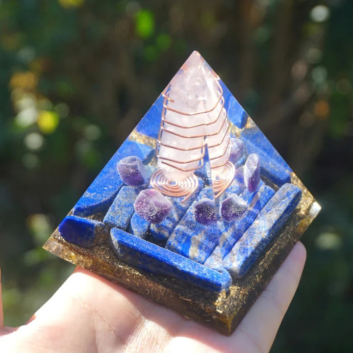 Pilastro di quarzo rosa Olivenorma con piramide di orgone di lapislazzuli 