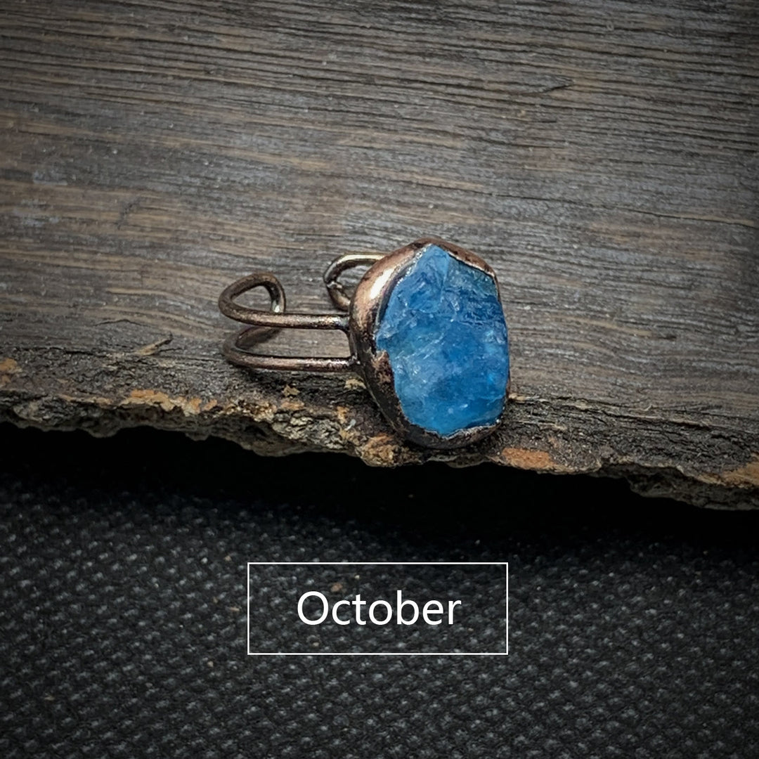 Anello regolabile Olivenorma con dodici pietre portafortuna in pietra grezza irregolare naturale 
