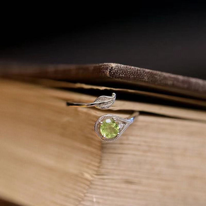 Anello Olivenorma Vintage con foglia di peridoto delicato