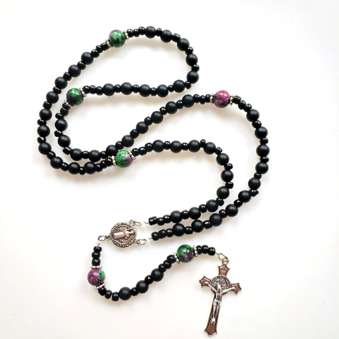 Collana rosario Olivenorma con croce in onice nero, rubino e zoisite