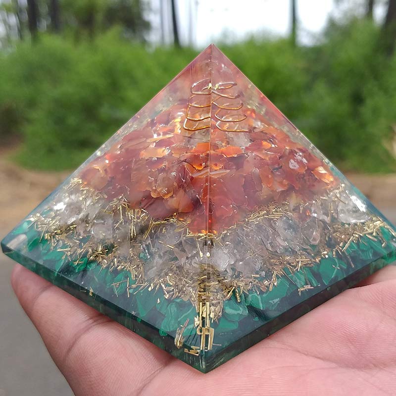 Pilastro di quarzo trasparente Olivenorma con piramide di orgone di malachite