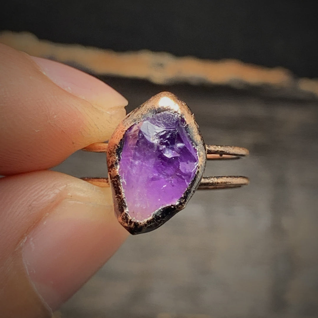 Anello regolabile Olivenorma con dodici pietre portafortuna in pietra grezza irregolare naturale 