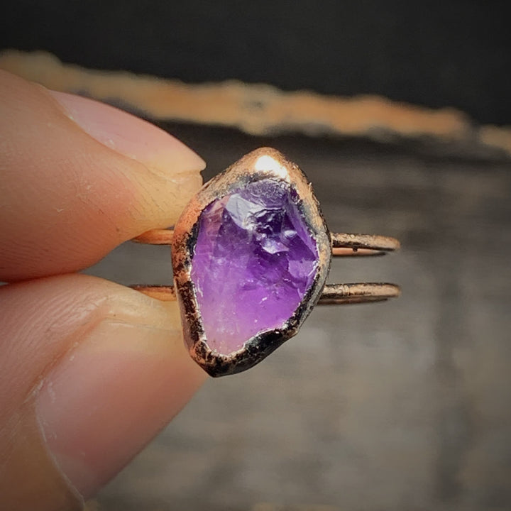 Anello regolabile Olivenorma con dodici pietre portafortuna in pietra grezza irregolare naturale 