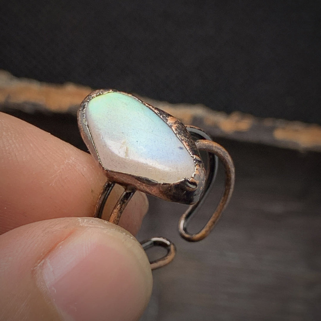 Anello regolabile Olivenorma con dodici pietre portafortuna in pietra grezza irregolare naturale 