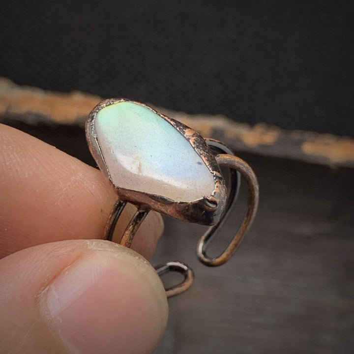 Anello regolabile Olivenorma con dodici pietre portafortuna in pietra grezza irregolare naturale 
