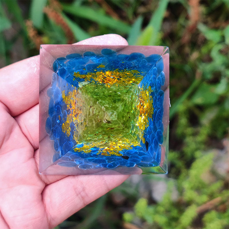Olivenorma Kyanite con Peridot Tree Of Life Orgone Pyramid