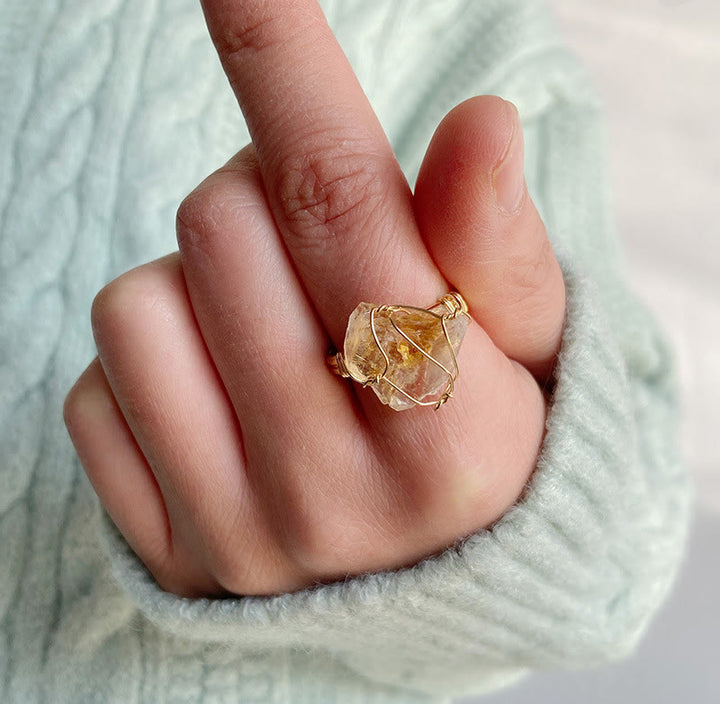 Anello con pietra preziosa naturale irregolare e ruvida Olivenorma