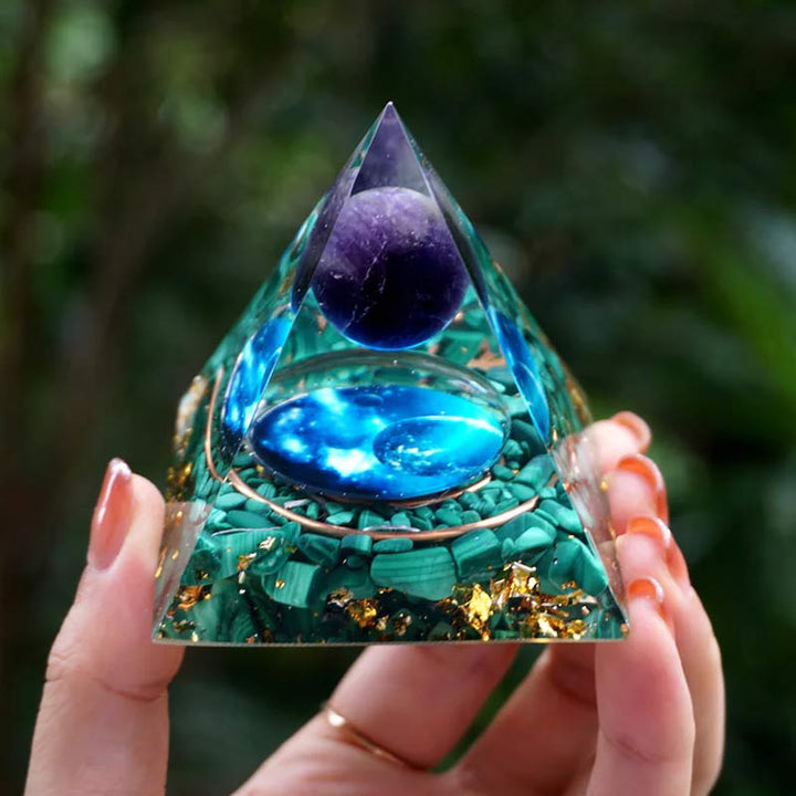 Piramide di orgone in ametista Olivenorma con malachite 
