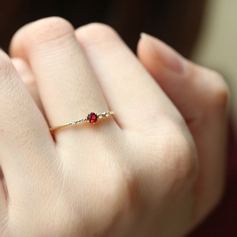Olivenorma Anello minimalista in oro 18 carati con granato 