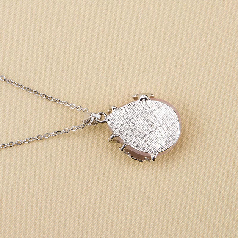 Collana con pietre preziose e ali di farfalla in cristallo